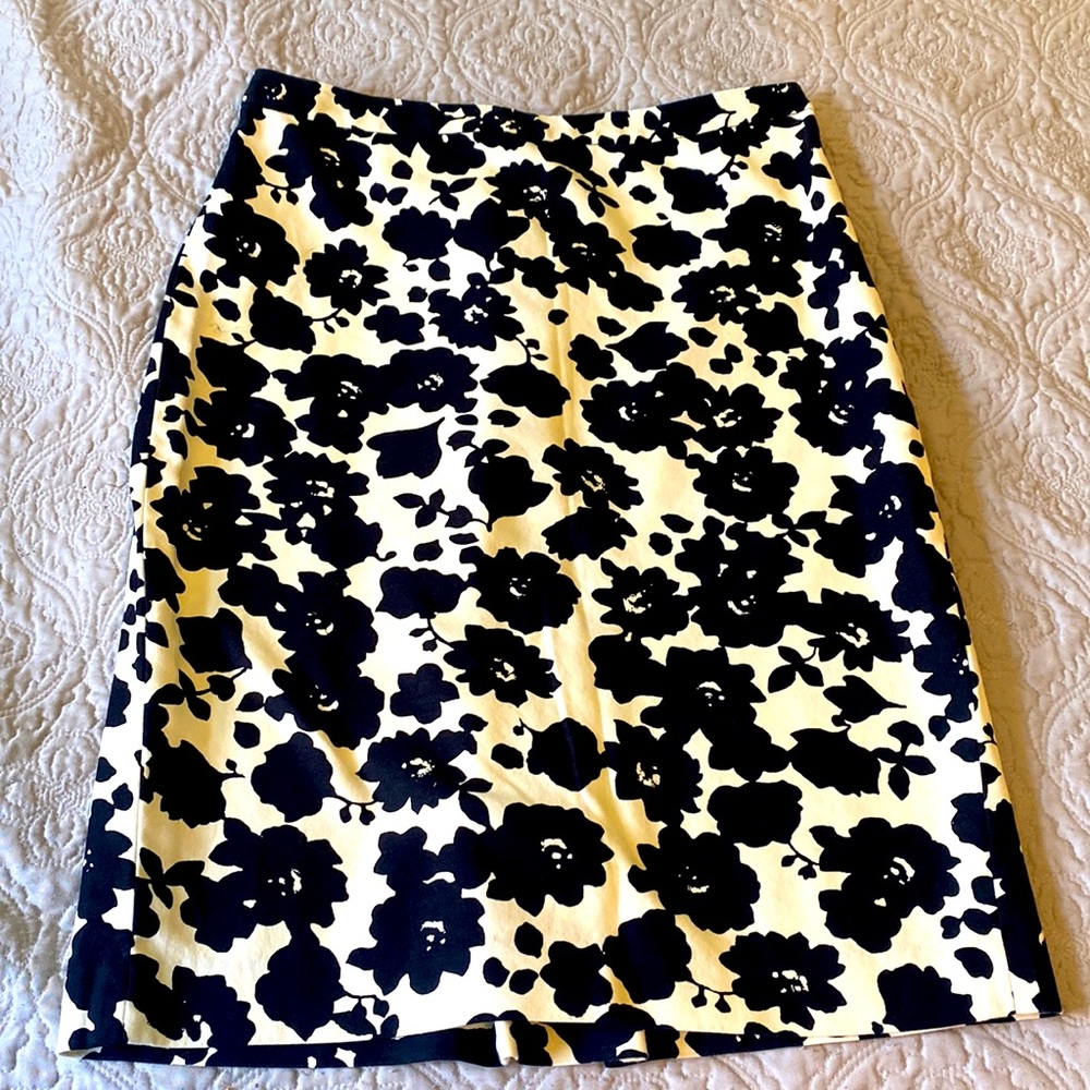 LOFT Floral Pencil Skirt | Black & White | Size 2